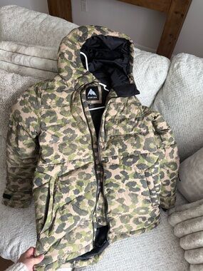 Burton Camouflage Hooded Puffer Jacket in Green & Tan